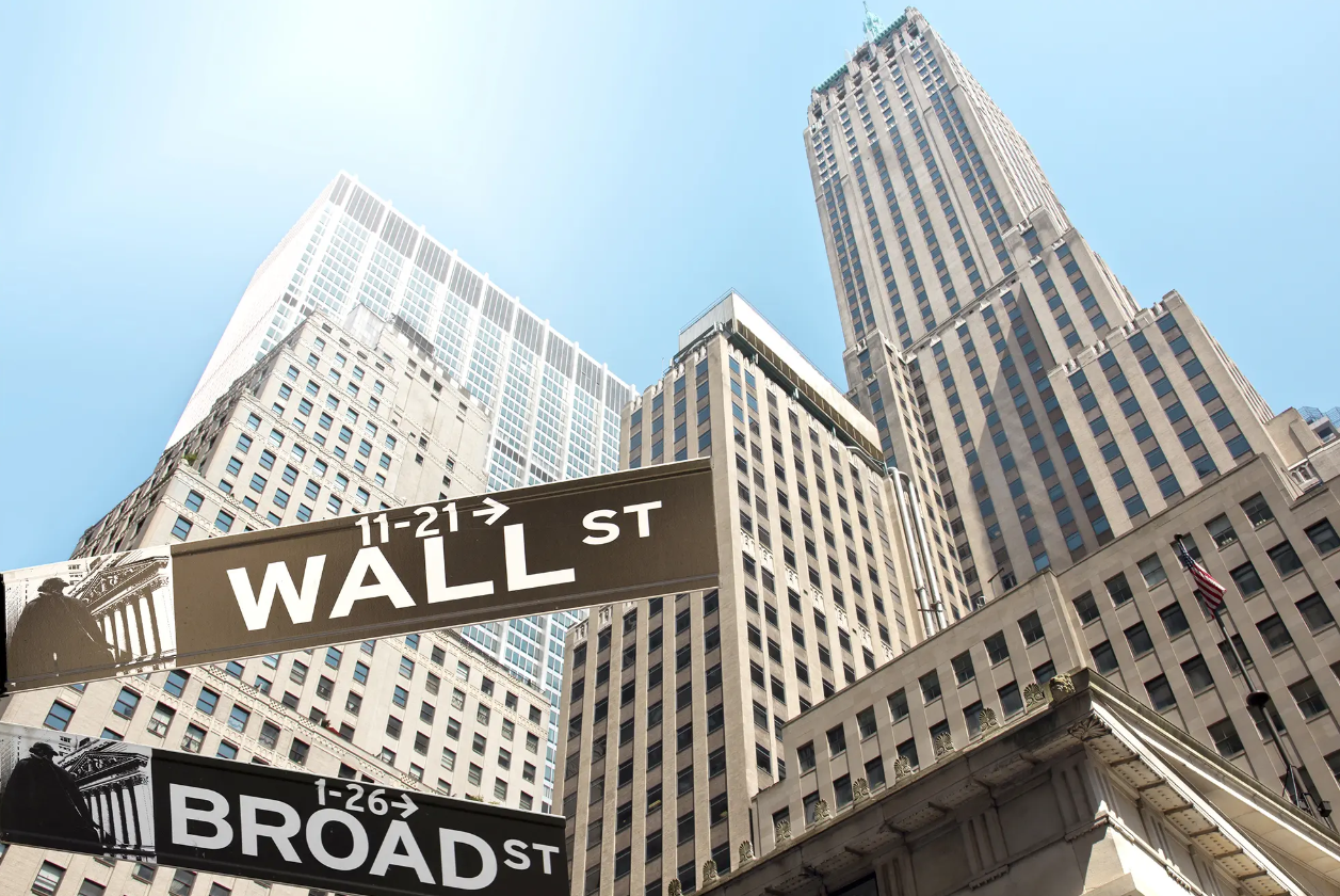 Read more about the article Wall Street baja tras decisión de la Fed; bancos regionales lideran pérdidas
